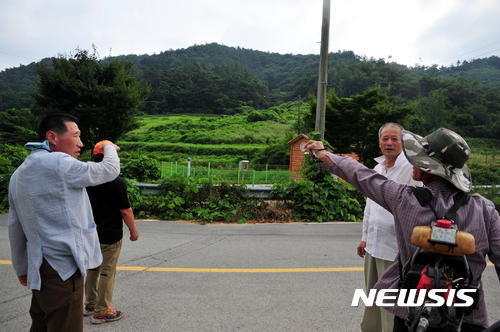 【함평=뉴시스】맹대환 기자 = 1일 전남 함평군 해보면 광암리 산내리에서 한국전쟁 민간인희생자 유족회 최상호 위원장과 김귀선 불갑산 유족회장 등이 민간인이 집단 학살된 산마루를 둘러보고 있다. 이곳은 1951년 2월20일 빨치산 토벌 작전에 나선 국군 11사단에 의해 민간인이 집단 학살된 곳이다. 2017.08.01 mdhnews@newsis.com