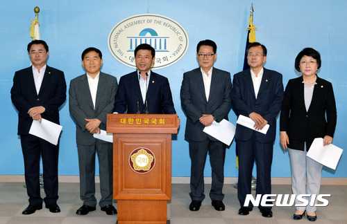 【서울=뉴시스】배훈식 기자 = 1일 오전 서울 여의도 국회 정론관에서 국민의당 광주, 전남지역 의원들이 금호타이어 졸속매각 중단 기자회견을 하고 있다. 왼쪽부터 최경환, 황주홍, 정인화, 박지원, 윤영일, 최도자 의원. 2017.08.01. dahora83@newsis.com