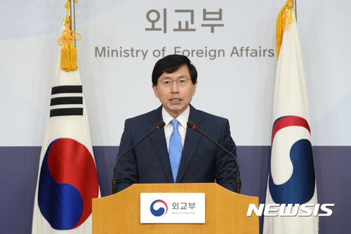【서울=뉴시스】최동준 기자 = 조준혁 외교부 대변인이 1일 서울 세종로 외교부 청사에서 정례브리핑을 하고 있다.브리핑에서는 강경화 외교부 장관 아세안지역안보포럼 참석, 외교부 혁신 외부자문위원회 출범 등을 설명했다. 2017.08.01. photocdj@newsis.com
