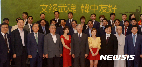 【서울=뉴시스】조수정 기자 = 추궈홍(앞줄 오른쪽 다섯번째) 주한중국대사, 박창범(앞줄 오른쪽 세번째) 대한우슈협회장 등이 1일 밤 서울 중구 주한중국대사관에서 열린 한중수교 25주년 기념 '문연무혼 중한우호(文緣武魂 中韓友好)' 한중무술계 우호교류 행사에서 참석인사들과 기념촬영 하고 있다. 2017.08.01.&nbsp;&nbsp; chocrystal@newsis.com