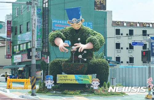 【제천=뉴시스】강신욱 기자 = 2017 제천국제한방바이오산업엑스포 개막을 51일 앞둔 2일 충북 제천시 영천동 남당교차로에 꽃 조형물이 설치돼 엑스포 분위기가 달아오르고 있다.2017.08.02. ksw64@newsis.com