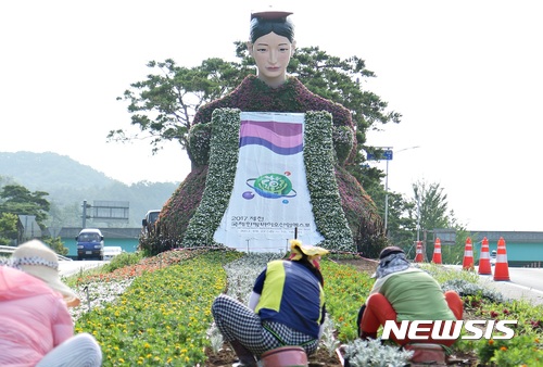 【제천=뉴시스】강신욱 기자 = 2017 제천국제한방바이오산업엑스포 개막을 51일 앞둔 2일 충북 제천시 관문인 신동교차로에 '의녀 금봉'의 한방 캐릭터를 형상화한 꽃 조형물과 함께 야생화 꽃밭 조성으로 엑스포 분위기가 달아오르고 있다. 2017.08.02. ksw64@newsis.com