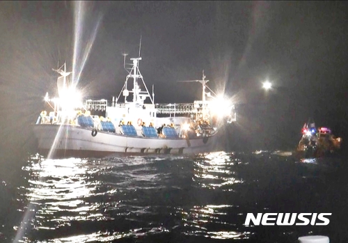 【군산=뉴시스】고석중 기자 = 1일 오후 5시48분께 군산시 어청도 남서쪽 36.8㎞ 해상에서 조업하던 43t급 채낚기어선의 스크루(screw)에 그물에 걸려 표류하자 해경이 구조작업을 하고 있다. 2017.08.02. (사진= 군산해경 제공)photo@newsis.com