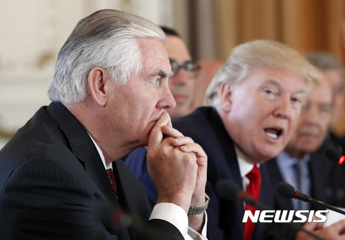  트럼프, 퇴진설 틸러슨 "전적으로 신임한다"···불화 진화 나서