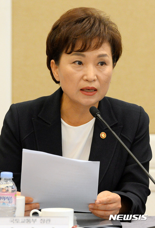 【서울=뉴시스】배훈식 기자 = 2일 오전 서울 여의도 국회 귀빈식당에서 열린 주택시장 안정화 방안 당정협의에 참석한 김현미 국토교통부 장관이 모두발언하고 있다.&nbsp;&nbsp; 김 의장은 서울 중심으로 아파트 가격이 가파르게 상승하는 등 주택시장의 과열이 심화 확산되고 있다며 당과 긴밀히 협력해 주택시장의 안정과 서민주거복지 증진을 위한 좋은 정책을 마련하고 집행하는데 열과 성을 다하겠다고 말했다. 2017.08.02.&nbsp;&nbsp; dahora83@newsis.com