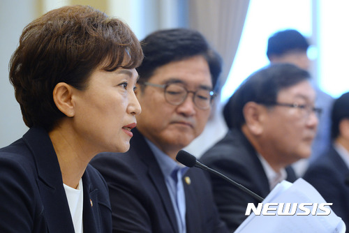 【서울=뉴시스】배훈식 기자 = 2일 오전 서울 여의도 국회 귀빈식당에서 열린 주택시장 안정화 방안 당정협의에 참석한 김현미 국토교통부 장관이 모두발언하고 있다. 김 의장은 서울 중심으로 아파트 가격이 가파르게 상승하는 등 주택시장의 과열이 심화 확산되고 있다며 당과 긴밀히 협력해 주택시장의 안정과 서민주거복지 증진을 위한 좋은 정책을 마련하고 집행하는데 열과 성을 다하겠다고 말했다. 2017.08.02. dahora83@newsis.com