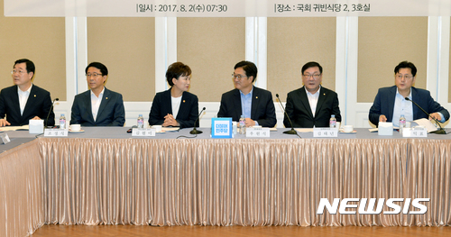 【서울=뉴시스】배훈식 기자 = 2일 오전 서울 여의도 국회 귀빈식당에서 열린 주택시장 안정화 방안 당정협의에 김현미(왼쪽 세번째부터) 국토교통부 장관과 우원식 더불어민주당 원내대표를 비롯한 당정 참석자들이 자리에 앉아 있다.&nbsp; 왼쪽부터 민홍철 국회 구토교통위원회 민주당 간사, 조정식 국토교통위원장, 김 장관, 우 원내대표, 김태년 정책위의장, 홍익표 정책위수석부의장. 2017.08.02. dahora83@newsis.com