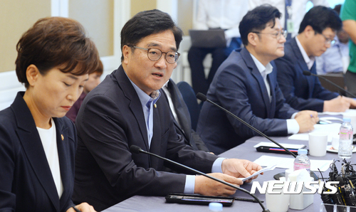 【서울=뉴시스】배훈식 기자 = 2일 오전 서울 여의도 국회 귀빈식당에서 열린 주택시장 안정화 방안 당정협의에 참석한 우원식(왼쪽 두번째) 더불어민주당 원내대표가 모두발언하고 있다. 왼쪽부터 김현미 국토교통부 장관, 우 원내대표, 홍익표 정책위수석부의장, 안호영 부의장.우 원내대표는 집값 상승의 원인이 다주택자의 투기적 수요라 보는 만큼 다주택자의 투기수요를 막기 위한 강력한 핀셋 대책이 필요하다며 이를 위해 투기과열 지역에 대한 강력한 조치와 부동산 실수요자 위한 공급확대 정책 및 청약 불법행위 차단 대책을 마련돼야한다고 말했다. 2017.08.02.dahora83@newsis.com