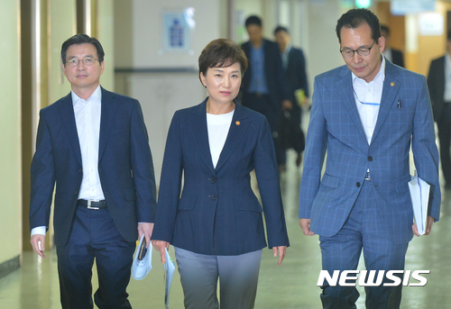 【서울=뉴시스】고승민 기자 = 김현미(가운데) 국토교통부 장관과 고형권(오른쪽) 기획재정부 1차관, 김용범 금융위원회 부위원장이 2일 오후 서울 종로구 정부서울청사에서 주택시장 안정화 방안 브리핑을 하기 위해 브리핑실로 들어서고 있다. 2017.08.02.&nbsp;&nbsp; kkssmm99@newsis.com