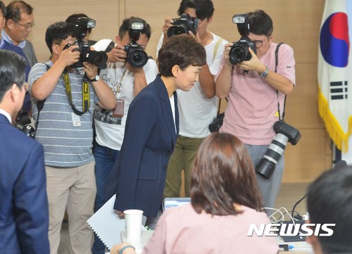 【서울=뉴시스】고승민 기자 = 김현미 국토교통부 장관이 2일 오후 서울 종로구 정부서울청사에서 주택시장 안정화 방안 브리핑을 하기 위해 브리핑실로 들어서고 있다. 2017.08.02.&nbsp;&nbsp; kkssmm99@newsis.com