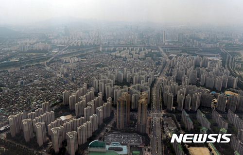 【서울=뉴시스】최동준 기자 = 정부가 서울 전역과 과천시를 투기과열지구로 지정하고 강남 4구를 포함한 서울 11구, 세종시를 투기지역으로 지정하는 고강도 대책을 내놓았다. 사진은 2일 서울 송파구 서울스카이타워에서 바라본 서울 주택가 모습. 2017.08.02. photocdj@newsis.com