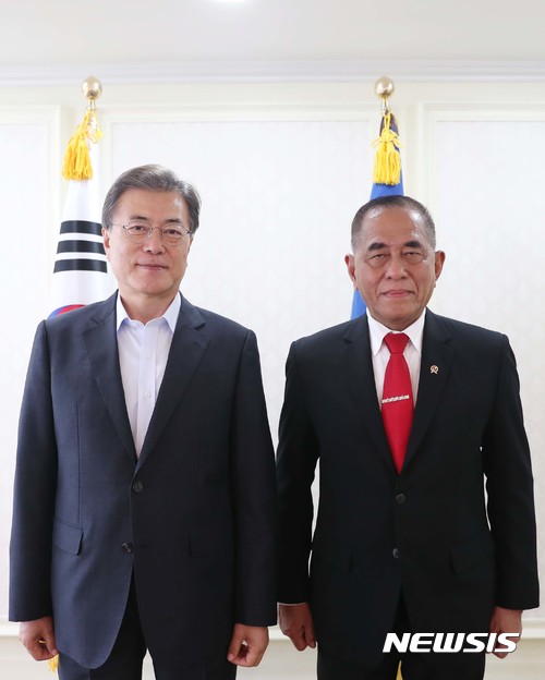 【서울=뉴시스】전신 기자 = 여름휴가 중인 문재인 대통령이 2일 진해 해군기지 공관에서 한국 최초 해외수출 잠수함 인도식에 참석하기 위해 방한한 인도네시아 리아미잘드 리아꾸드 국방부 장관을 접견하고 있다. 접견에는 우리 측 김판규 해군참모차장과 신재현 외교정책비서관이 참석, 인도네시아는 아데 수판디 해군참모총장과 우마르 하디 주한 인니대사가 참석했다. 2017.08.02. (사진=청와대 제공)&nbsp; photo@newsis.com