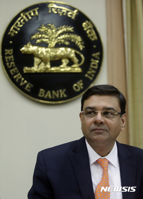 【뭄바이=AP/뉴시스】 인도중앙은행은 6일(현지시간) 통화정책회의를 열어 기준금리를 6.00%에서 6.25%로 0.25%포인트 인상했다. 사진은 지난 2017년 8월 2일 기자회견을 하는 우르지트 파텔 인도중앙은행 총재. 2018. 6. 7