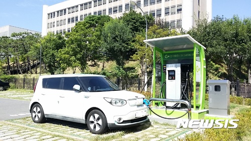 【순천=뉴시스】김석훈 기자 = 전남 순천시는 2020년까지 친환경 전기차 1200대 보급할 예정이며 충전소 22개소 추가 설치하고 전기차 1대당 2280만원의 보조금을 지급할 계획이라고 3일 밝혔다. 사진은 광주지법순천지원 앞 주차장에서 설치된 전기차 충전소. 2017.08.03. (사진=순천시청 제공) kim@newsis.com&nbsp; 