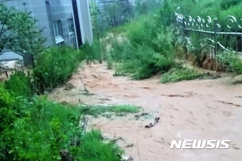 【시흥=뉴시스】이종일 기자 = 7월23일 내린 폭우로 경기 시흥시 목감지구 포레하임 아파트 주변 산에서 흙탕물이 아파트 쪽으로 흘러가고 있다. 사진은 당시 아파트 침수 상황을 촬영했던 영상물을 캡쳐한 것이다. 2017.08.03. (사진 = 포레하임 입주자 제공) photo@newsis.com 
