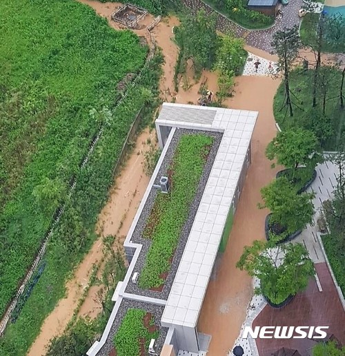【시흥=뉴시스】이종일 기자 = 7월23일 내린 폭우로 경기 시흥시 목감지구 포레하임 아파트 주변 산에서 흙탕물이 쏟아져 아파트 단지 일부 구역이 침수됐다. 2017.08.03. (사진 = 포레하임 입주자 제공) photo@newsis.com 