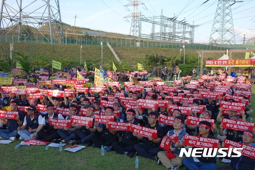 【울산=뉴시스】박일호 기자 = 한수원 노조와 협력업체 근로자, 서생면 지역주민들이 3일 오후 울산시 울주군 서생면 새울원자력본부 앞에서 신고리 5·6호기 건설 중단 저지 결의대회를 개최하고 있다. 2017.08.03.  piho@newsis.com