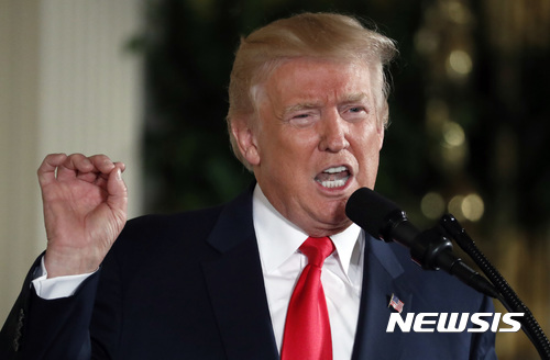 【워싱턴=AP/뉴시스】도널드 트럼프 미 대통령은 8일 트위터에 "모든 국가들은 북한에 대해 좀더 강력하고 단호해야만 한다"고 말했다. 사진은 지난달 31일 백악관 이스트룸의 트럼프 대통령. 2017.8.8