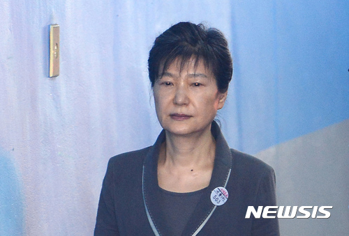 【서울=뉴시스】 권현구 기자 = 박근혜 전 대통령이 지난해 8월3일 오전 서울 서초구 서울중앙지법에서 열린 국정농단 혐의 47차 공판에 출석하고 있다. 2017.08.03. stoweon@newsis.com
