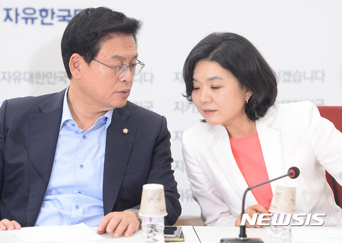 【서울=뉴시스】배훈식 기자 = 3일 오전 서울 여의도 국회 자유한국당 당 대표실에서 열린 최고위원회의에 참석한 정우택(왼쪽) 원내대표가 류여해 최고위원과 대화하고 있다. 2017.08.03. dahora83@newsis.com