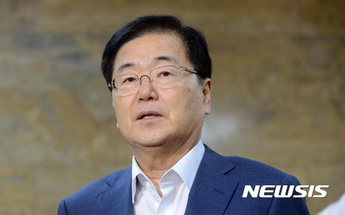 【서울=뉴시스】홍효식 기자 = 정의용 국가안보실장이 3일 오전 서울 여의도 국회에서 더불어민주당 우원식 원내대표와 만나 북한의 도발 관련 현재의 안보상황 평가와 앞으로의 대응 등을 논의한 뒤 나와 취재진의 질문에 답하고 있다. 2017.08.03. yesphoto@newsis.com
