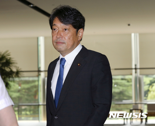 【도쿄=AP/뉴시스】오노데라 이쓰노리 일본 신임 방위상이 3일 도쿄 총리관저에 들어서고 있다. 2017.08.03 