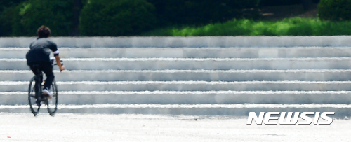 【서울=뉴시스】박주성 기자 = 서울을 포함한 수도권 전역에 폭염경보가 발효중인 가운데 3일 오후 서울 여의도공원에 아지랑이가 피어오르고 있다. 2017.08.03. park7691@newsis.com