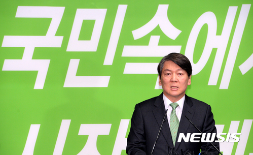 【서울=뉴시스】배훈식 기자 = 안철수 국민의당 전 대선 후보가 3일 오후 서울 여의도 중앙당사 브리핑룸에서 당 대표 출마 선언을 하고 있다. 2017.08.03. dahora83@newsis.com