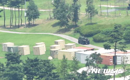 【성주=뉴시스】우종록 기자 = 3일 오후 경북 성주군 초전면 소성리 성주골프장 사드(THAAD·고고도미사일방어체계)기지에 미군 장비 사드 발사대와 관련 장비들이 배치되어 있다. 2017.08.03. wjr@newsis.com