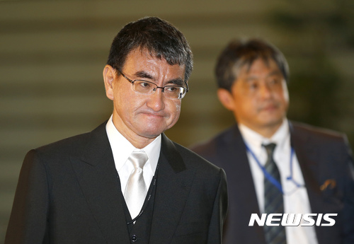 【도쿄=AP/뉴시스】고노 다로 신임 일본 외무상(가운데)이 3일 도쿄 총리관저에 들어서고 있다. 2017.08,03
