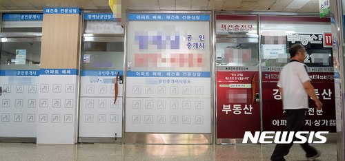 【서울=뉴시스】고범준 기자 = 김현미 국토교통부 장관은 지난 2일 정부서울청사에서 부동산 종합대책을 발표, 오늘부터(3일) 서울, 경기도 과천, 세종시가 투기과열지구로 지정돼 주택 대출 한도가 축소되고 재건축과 재개발 지위 양도가 대폭 제한된다고 밝혔다. 사진은 3일 오후 서울 강남구 개포주공 1단지내에 위치한 부동산 밀집지역 모습. 2017.07.03. bjko@newsis.com