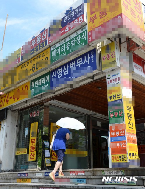 【서울=뉴시스】고범준 기자 = 김현미 국토교통부 장관은 지난 2일 정부서울청사에서 부동산 종합대책을 발표, 오늘부터(3일) 서울, 경기도 과천, 세종시가 투기과열지구로 지정돼 주택 대출 한도가 축소되고 재건축과 재개발 지위 양도가 대폭 제한된다고 밝혔다. 사진은 3일 오후 서울 강남구 개포주공 1단지내에 위치한 부동산 밀집지역 모습. 2017.07.03. bjko@newsis.com