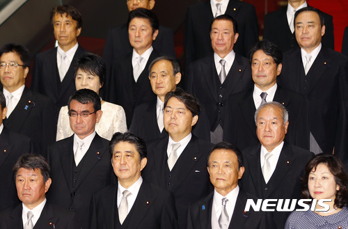 【도쿄=AP/뉴시스】2017년 8월3일 개각을 단행한 아베 신조(安倍晉三) 일본 총리가 새 내각 각료들과 기념사진을 찍고 있다. 일본 지지(時事)통신이 지난 9∼12일 실시한 3월 여론조사 결과 아베 총리 내각에 대한 지지율이 전월 대비 9.4%포인트 떨어진 39.3%로 급락한 것으로 나타났다. 2018.3.16