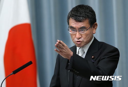 【도쿄=AP/뉴시스】고노 다로 일본 신임 외무상이 3일 도쿄 총리관저에서 개각에 관한 기자회견을 갖고 있다. 2017.08.04 