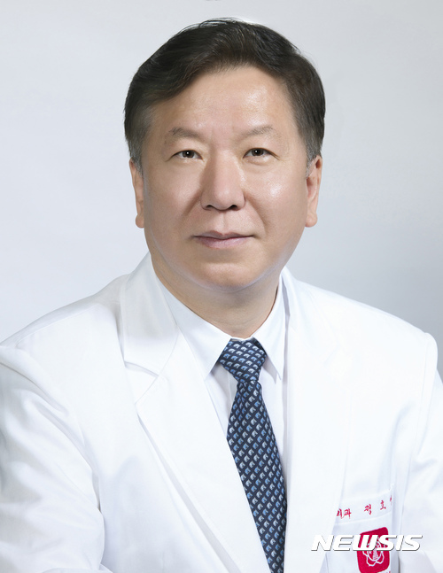 【대구=뉴시스】배소영 기자 = 경북대학교병원은 정호영(57·외과) 진료처장이 제38대 병원장으로 임명됐다고 4일 밝혔다. 사진은 정 신임 원장. 2017.08.04. (사진=경북대학교병원 제공)photo@newsis.com