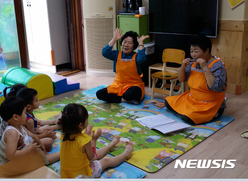 【영동=뉴시스】이성기 기자 = 충북 영동군과 영동군노인복지관이 추진 중인 노인 일자리와 사회활동 지원 사업이 지역 노인의 호응을 얻고 있는 가운데, 보육시설에서 활동 중인 사업 참여자들이 지난 3일 어린이들에게 하모니카를 들려주고 있다.2017.08.04(사진=영동군 제공) sklee@newsis.com