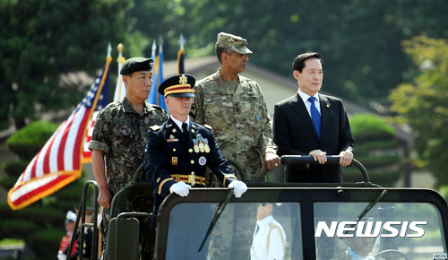 【서울=뉴시스】정윤아 기자 = 지난 8월4일 송영무 국방부 장관의 한미연합사령부 방문 모습. (사진제공=국방부) yoona@newsis.com