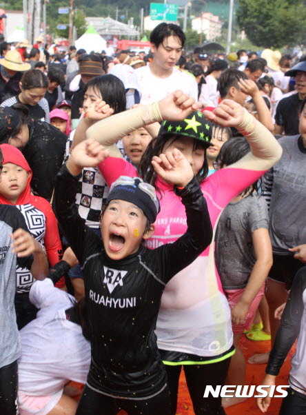 【화천=뉴시스】한윤식 기자 = 전국이 폭염특보 속에 불볕더위가 이어지는 4일 강원 화천군 토마토축제장을 찾은 많은 관광객들이 황금반지를 찾으며 즐거운 시간을 보내고 있다. 2017.08.04. ysh@newsis.com