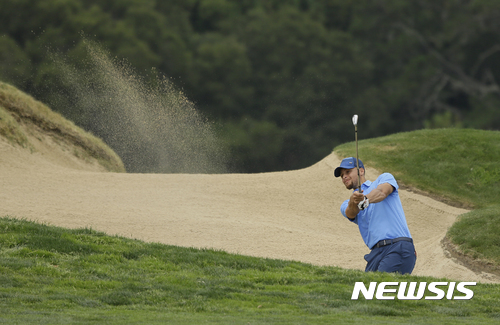 【헤이워드(캘리포니아주)=AP/뉴시스】 미국프로농구(NBA) 골든스테이트 워리어스 스테픈 커리가 4일(한국시간) 미국프로골프(PGA) 2부 투어인 웹닷컴투어 정규대회 1라운드 18번홀 벙커샷을 하고 있다. 2017.08.04.