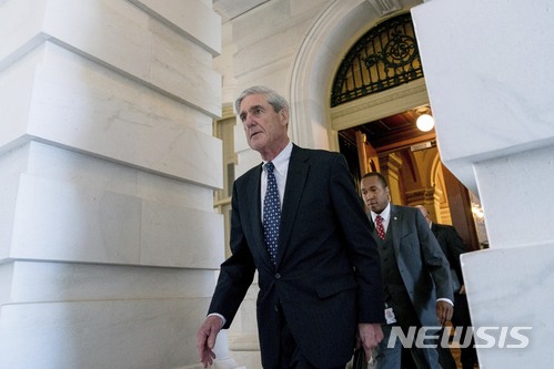 【워싱턴=AP/뉴시스】미국 공화당과 민주당이 25일(현지시간) 트럼프 대통령의 '러시아 스캔들' 관련 특검수사 보고서 전체공개 문제로 상원에서 충돌했다. 사진은 로버트 뮬러 특검이 지난 2017년 6월 미 의회에서 비공개 증언을 마친 뒤 의사당을 떠나는 모습. 2019.03.26.