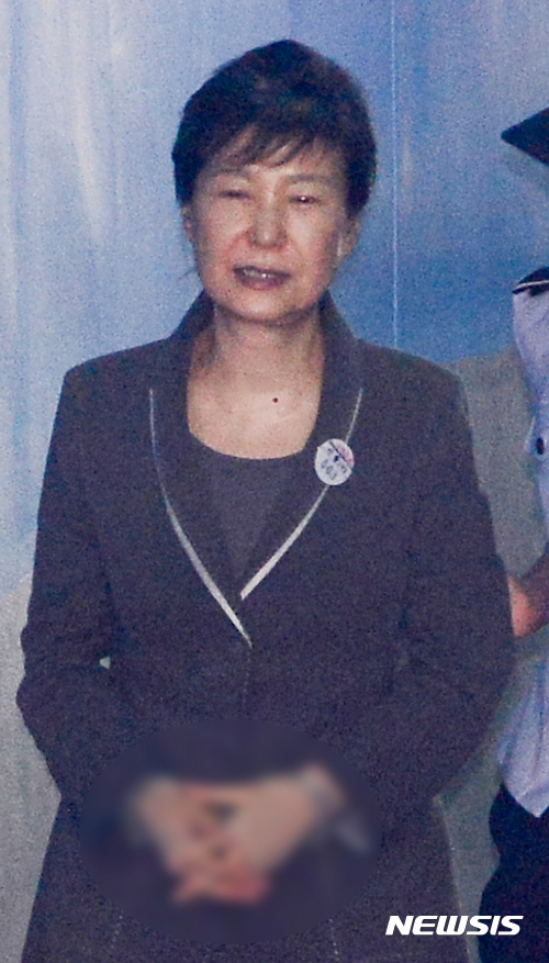 【서울=뉴시스】김선웅 기자 = 박근혜 전 대통령이 4일 오전 서울 서초구 서울중앙지방법원에서 열린 국정농단 사건 48차 공판에 출석하고 있다. 2017.08.04. mangusta@newsis.com