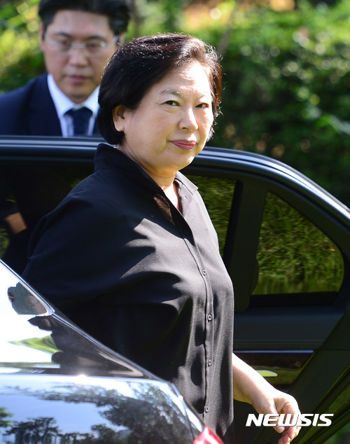 【하남=뉴시스】 권현구 기자 = 현정은 현대그룹 회장이 4일 오전 경기도 하남시 창우리 선영에서 열린 故 정몽헌 전 현대그룹 회장의 14주기 추모행사에 참석하고 있다. 2017.08.04.&nbsp; stoweon@newsis.com