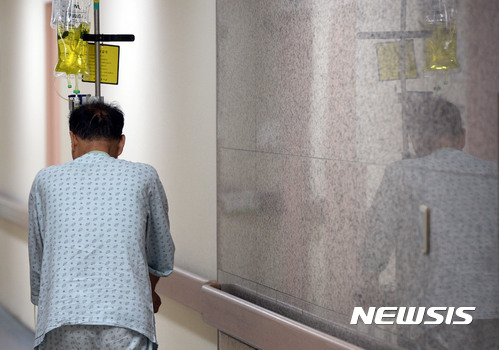 【고양=뉴시스】최동준 기자 = 앞으로 말기암 외에 회생 가능성이 희박한 만성간경화, 후천성면역결핍증(AIDS), 만성폐쇄성호흡기질환(COPD)환자도 호스피스 서비스를 이용할 수 있게 된다. 보건복지부는 '호스피스·완화의료 및 임종과정에 있는 환자의 연명의료 결정에 관한 법률'(연명의료결정법)의 세부내용을 규정한 시행령·시행규칙 제정안을 마련해 시행한다고 밝혔다. 사진은 4일 경기 고양시 국립암센터 호스피스 병동 모습. 2017.08.04. photocdj@newsis.com