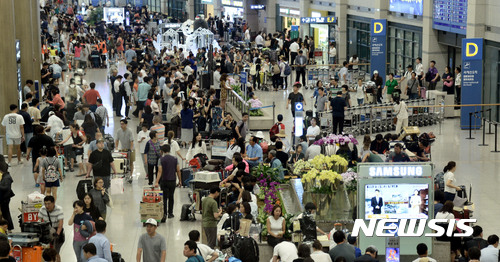  【인천공항=뉴시스】홍찬선 기자 =올해 인천공항을 통한 외국인 입국자가 700만명을 넘어섰다. 사진은 인천공항 제1여객터미널 입국장의 모습. 2018.09.04. mania@newsis.comcom