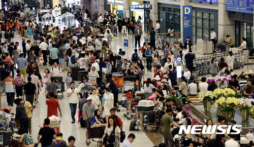 【인천공항=뉴시스】홍찬선 기자 = 올해 인천공항을 통해 입국한 외국인 수가 1002만1800여명을 돌파해 역대 최대치를 경신했다. 사진은 인천공항 제1 여객터미널 입국장의 분주한 모습. 2018.12.09. mania@newsis.com