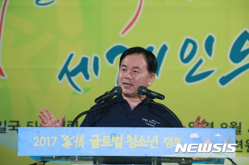 【서울=뉴시스】지난 4일 강원 고성군 세계잼버리수련장에서 열린 ‘2017 효정 글로벌 청소년 캠프’ 개영식에서 유경석 세계평화통일가정연합 한국회장이 개영식 말씀을 하고 있다. (사진=가정연합 제공)