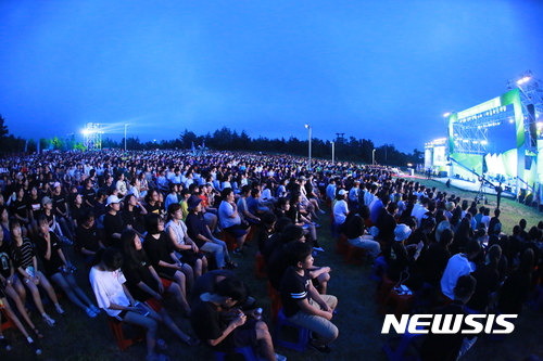 【서울=뉴시스】지난 4일 강원 고성군 세계잼버리수련장에서 열린 ‘2017 효정 글로벌 청소년 캠프’ 개영식 모습. (사진=가정연합 제공)&nbsp;&nbsp; 