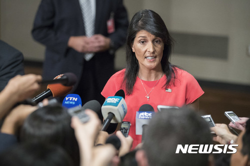 【유엔본부=AP/뉴시스】니키 헤일리 유엔주재 미국 대사가 지난 5일 유엔본부에서 안보리의 새 대북 제재 결의안 채택 후 기자들에게 질문을 받고 있다. 헤일리 대사는 8일 도널드 트럼프 미 대통령이 대함 순항미사일을 탑재한 북한 초계정의 움직임이 미 첩보위성에 포착됐다는 폭스 뉴스의 보도 내용을 리트윗한 것과 관련 "폭스 뉴스 보도는 기밀 정보를 포함하고 있는 것으로 기밀 유출이다"고 비난했다. 헤일리는 트럼프 대통령을 직접 지적하지는 않았지만 트럼프의 리트윗을 에둘러 비난한 것이다. 2017.8.9