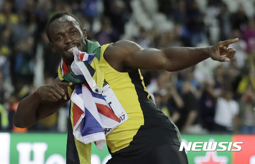 【런던=AP/뉴시스】 우사인 볼트(31·자메이카)가 6일(한국시간) 영국 런던 올림픽 스타디움에서 열린 2017 국제육상경기연맹(IAAF) 세계선수권대회 남자 100m 결승에서 9초95를 기록, 3위로 레이스를 마친 뒤 번개 세리머니하고 있다.