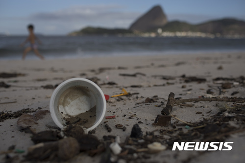 【리우데자네이루(브라질) = AP/뉴시스】 = 리우 올림픽이 끝난 뒤에도 정화작업이 이뤄지지 않아 쓰레기로 뒤덮여있는 구아나바라 만의 플라멩고 해수욕장. 리우시는 올림픽 개최전에 80%의 해양쓰레기를 제거한다고 약속했지만 약속을 지키지 않았다.&nbsp; 